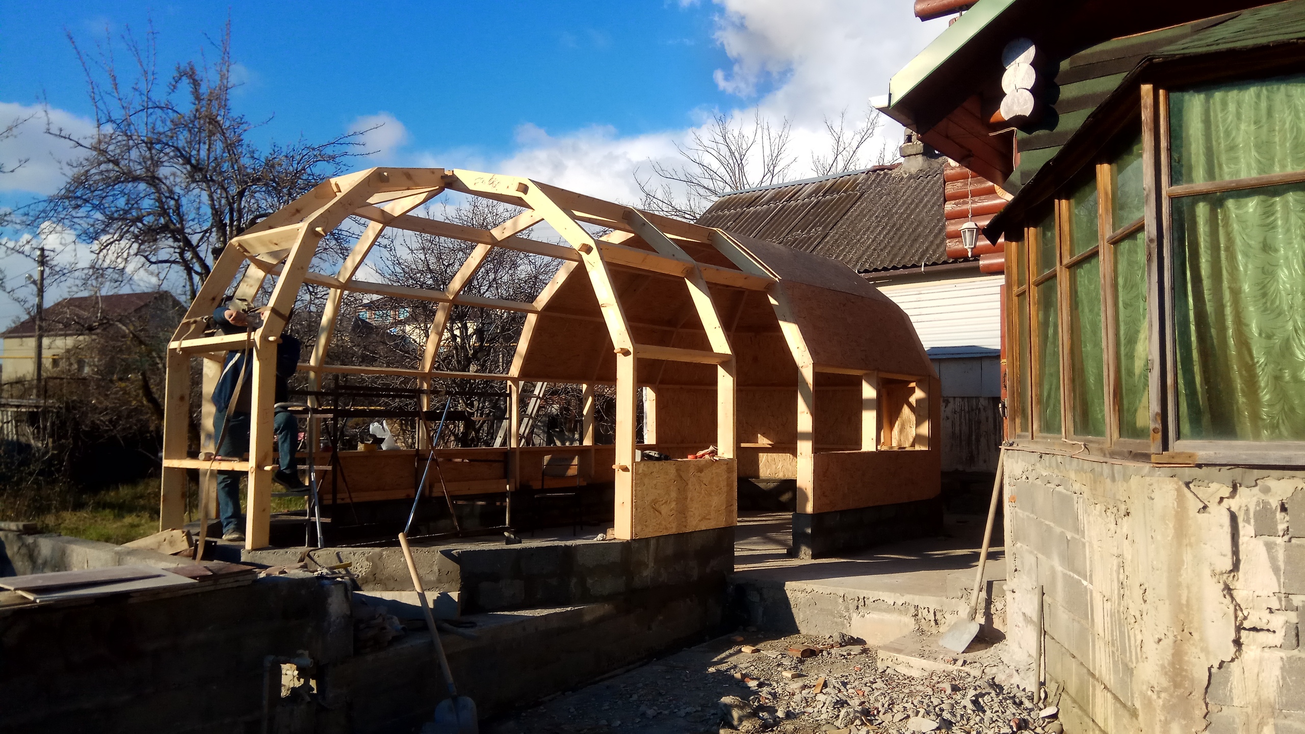 Дилер в Сочи Комбай К. Х. закончил установку и сборку беседки-барбекю