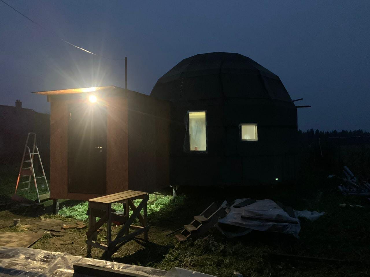 Продолжается отделка купола, установили двери, на очереди полы