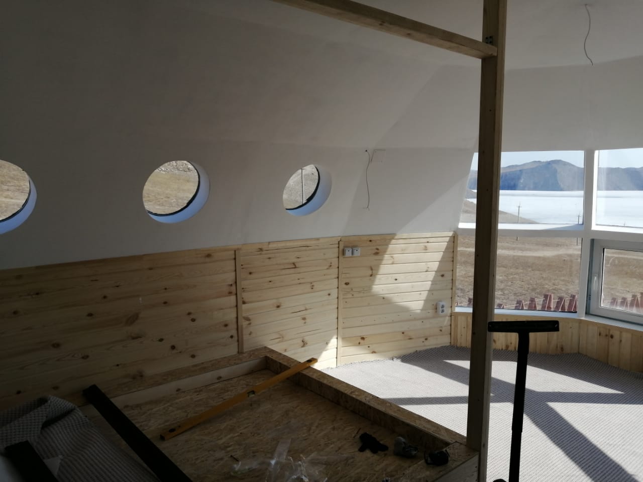 Осталось повесить светильники и внутреннюю перегородку