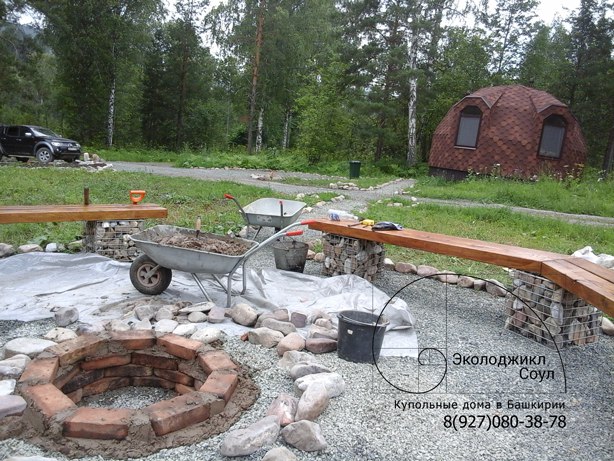 Благоустройство вокруг куполных домиков.