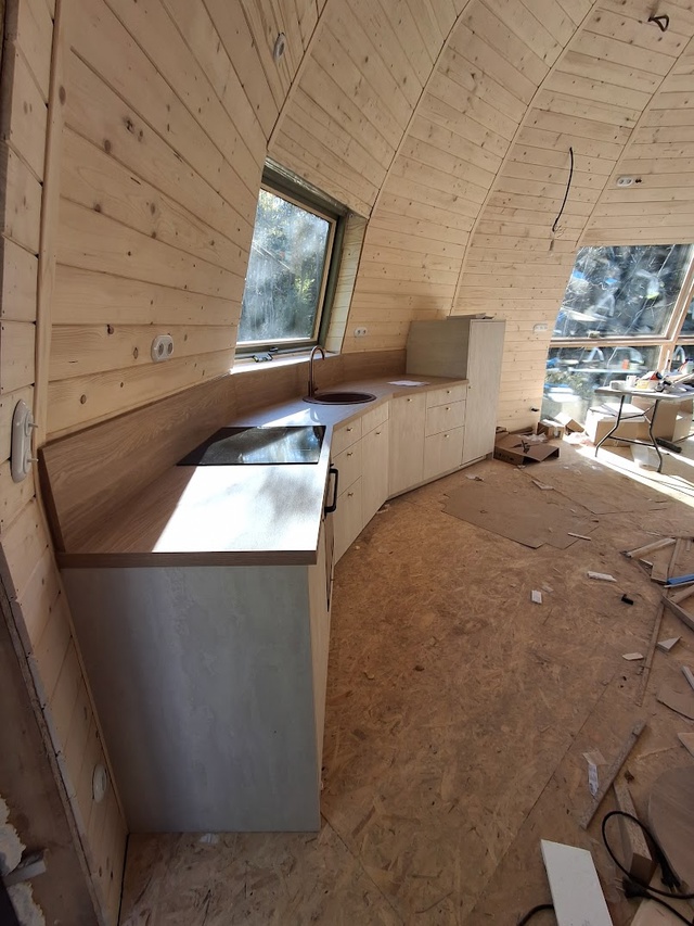 Кухня в Добросфере по наружной стене