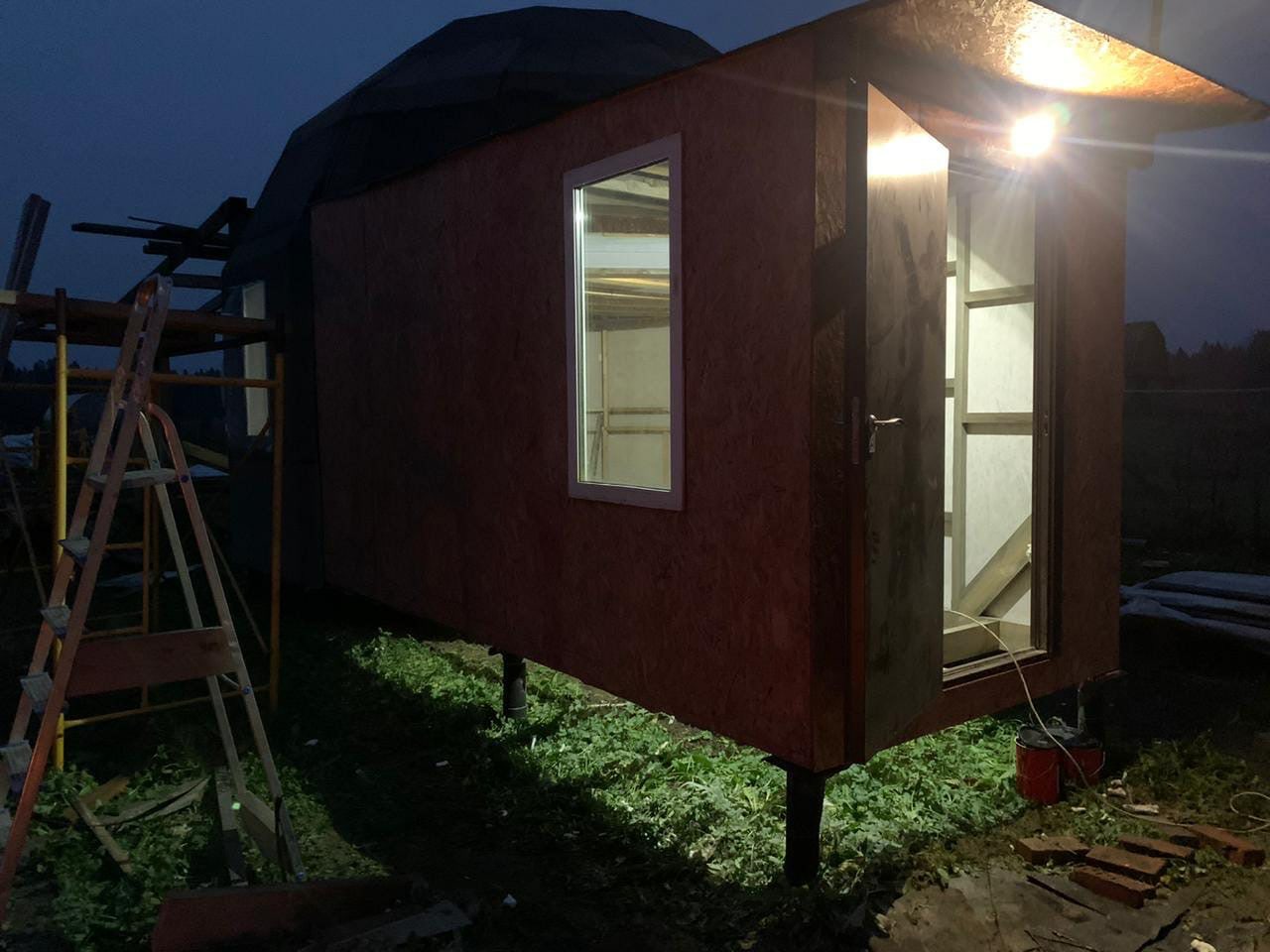 Продолжается отделка купола, установили двери, на очереди полы