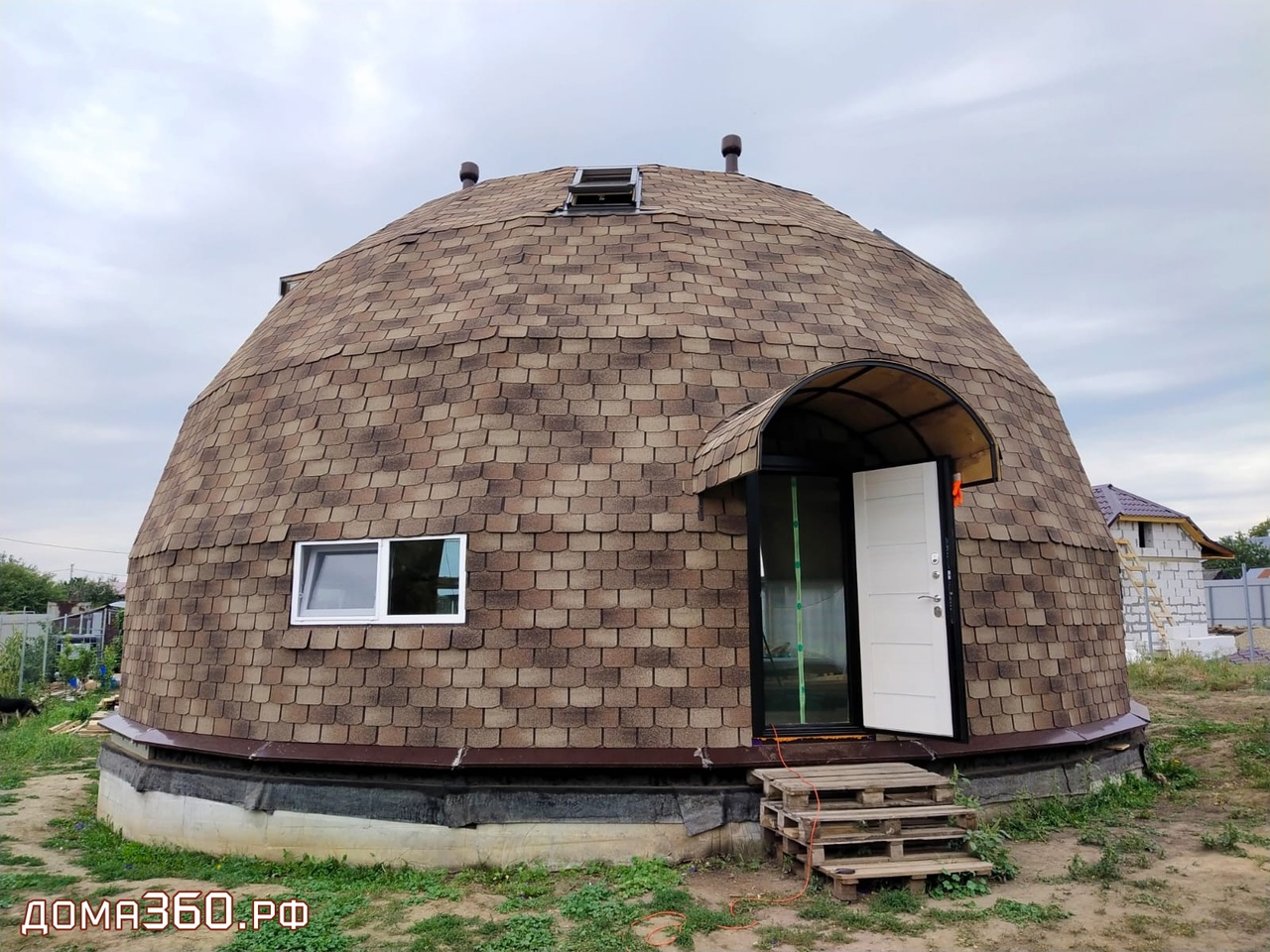 Мы закончили монтаж мягкой черепицы купольного дома Добросфера 12.