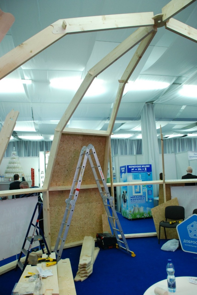 обшивка второго яруса и завершение сборки балок с центральным диском.jpg